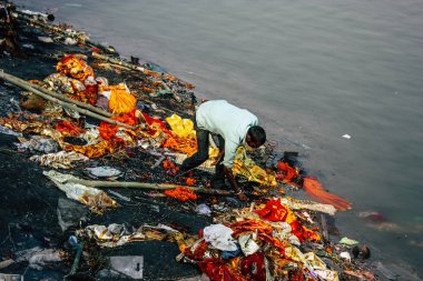 Varanasi Hindistan 8 Kasım 2018 görüntülemek Harishchandra Ghat önünde bilinmeyen bir Hindu kişinin ölü yakma töreni Ganga nehir Varanasi