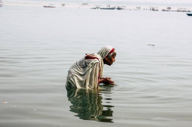 Varanasi Hindistan 10 Kasım 2018 bilinmeyen eski Kızılderili kadın Varanasi, Ganj Nehri'nde öğleden sonra dua görünümünü