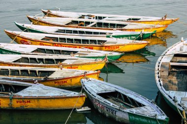 Varanasi Hindistan 8 Kasım 2018 tekne Park Varanasi Ganga nehirde, öğleden sonra Hint görünümü