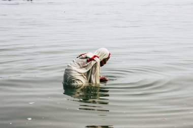 Varanasi Hindistan 10 Kasım 2018 bilinmeyen eski Kızılderili kadın Varanasi, Ganj Nehri'nde öğleden sonra dua görünümünü