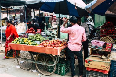 Varanasi Hindistan 11 Kasım 2018 görüntülemek, bilinmeyen Hint satıcının sokak ön tarafta bulunan sebze pazarında Dashashwamedh ghat giriş sabah