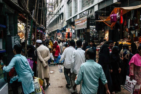 Varanasi Hindistan 10 Kasım 2018 Varanasi eski şehir Arap bölgede pazarda öğleden sonra bilinmeyen insanlar görünümünü