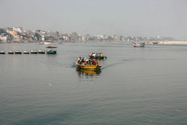 Varanasi India Noviembre 2018 Vista Turistas Desconocidos Navegando Río Ganga —  Fotos de Stock