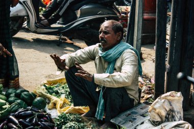 Varanasi Hindistan 11 Kasım 2018 görüntülemek, bilinmeyen Hint satıcının sokak ön tarafta bulunan sebze pazarında Dashashwamedh ghat giriş sabah