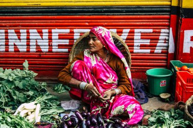 Varanasi Hindistan 11 Kasım 2018 görüntülemek, bilinmeyen Hint satıcının sokak ön tarafta bulunan sebze pazarında Dashashwamedh ghat giriş sabah
