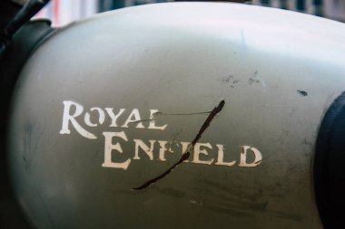 Varanasi Hindistan 11 Kasım 2018 Closeup eski Royal Enfield motosiklet park Varanasi sokaklarında sabah