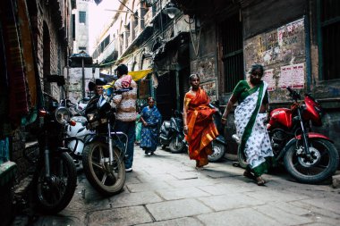 Varanasi Hindistan 10 Kasım 2018 öğleden sonra eski kent Varanasi geleneksel dar sokak görünümü