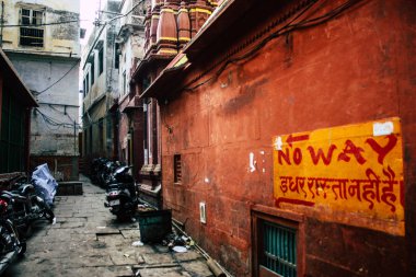 Varanasi Hindistan 10 Kasım 2018 öğleden sonra eski kent Varanasi geleneksel dar sokak görünümü