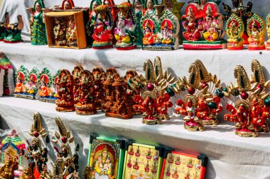 Varanasi Hindistan 7 Kasım 2018 geleneksel dekoratif objeler görünümünü gece Varanasi Diwali festivali için sokakta satılan