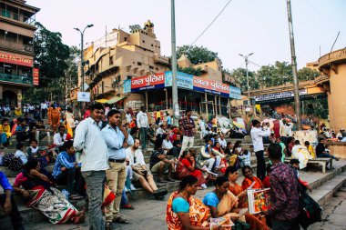 Varanasi Hindistan 8 Kasım 2018 görüntülemek bilinmeyenli Hint insanlar Varanasi açık ghats ziyaret Ganga nehir öğleden sonra