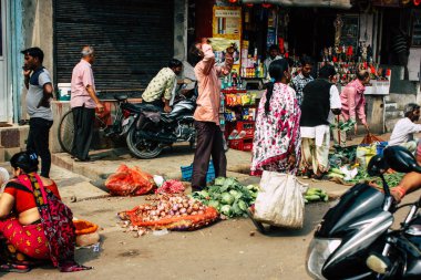 Varanasi Hindistan 11 Kasım 2018 görüntülemek, bilinmeyen Hint satıcının sokak ön tarafta bulunan sebze pazarında Dashashwamedh ghat giriş sabah
