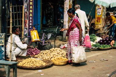 Varanasi Hindistan 11 Kasım 2018 görüntülemek, bilinmeyen Hint satıcının sokak ön tarafta bulunan sebze pazarında Dashashwamedh ghat giriş sabah