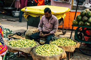 Varanasi Hindistan 11 Kasım 2018 görüntülemek, bilinmeyen Hint satıcının sokak ön tarafta bulunan sebze pazarında Dashashwamedh ghat giriş sabah