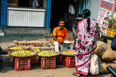 Varanasi Hindistan 11 Kasım 2018 görüntülemek, bilinmeyen Hint satıcının sokak ön tarafta bulunan sebze pazarında Dashashwamedh ghat giriş sabah