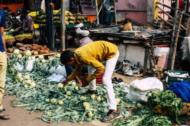 Varanasi Hindistan 11 Kasım 2018 görüntülemek, bilinmeyen Hint satıcının sokak ön tarafta bulunan sebze pazarında Dashashwamedh ghat giriş sabah
