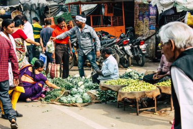 Varanasi Hindistan 11 Kasım 2018 görüntülemek, bilinmeyen Hint satıcının sokak ön tarafta bulunan sebze pazarında Dashashwamedh ghat giriş sabah