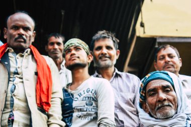 Varanasi Hindistan 10 Kasım 2018 görüntülemek Manikarnika Ghat ön ölü yakma töreni için ahşap satıcıları Ganj Nehri Varanasi öğleden sonra