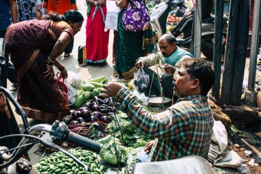 Varanasi Hindistan 11 Kasım 2018 görüntülemek, bilinmeyen Hint satıcının sokak ön tarafta bulunan sebze pazarında Dashashwamedh ghat giriş sabah