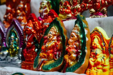 Varanasi Hindistan 7 Kasım 2018 geleneksel dekoratif objeler görünümünü gece Varanasi Diwali festivali için sokakta satılan