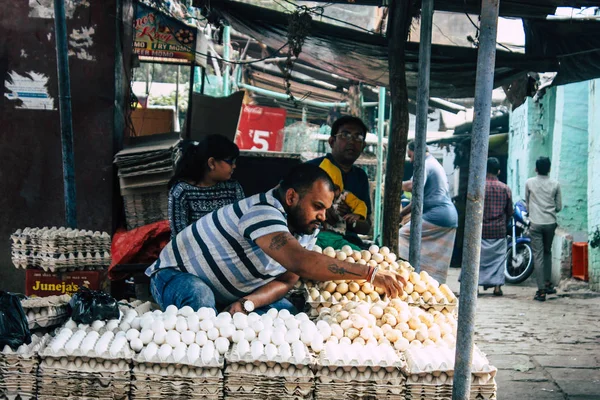바라나시 2018 앞쪽에 시장에서 판매자의 Dashashwamedh 산길의 아침에 — 스톡 사진