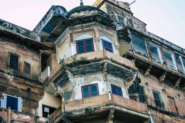 Varanasi Hindistan 8 Kasım 2018 görüntülemek Varanasi ghats ön tarafta bulunan bina cephe Ganj Nehri öğleden sonra