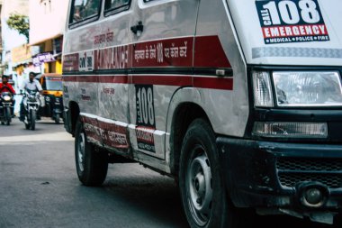 Varanasi Hindistan 8 Kasım 2018 ambulans görünümünü Park Varanasi sokaklarında öğleden sonra