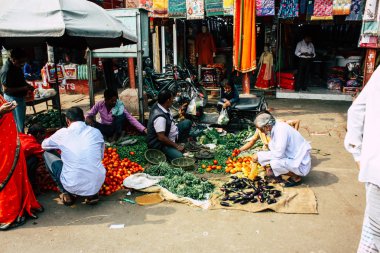Varanasi Hindistan 11 Kasım 2018 görüntülemek, bilinmeyen Hint satıcının sokak ön tarafta bulunan sebze pazarında Dashashwamedh ghat giriş sabah