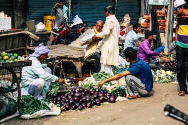 Varanasi Hindistan 11 Kasım 2018 görüntülemek, bilinmeyen Hint satıcının sokak ön tarafta bulunan sebze pazarında Dashashwamedh ghat giriş sabah