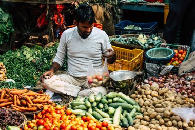 Varanasi Hindistan 11 Kasım 2018 görüntülemek, bilinmeyen Hint satıcının sokak ön tarafta bulunan sebze pazarında Dashashwamedh ghat giriş sabah