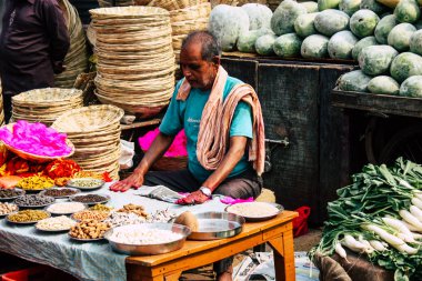 Varanasi Hindistan 11 Kasım 2018 görüntülemek, bilinmeyen Hint satıcının sokak ön tarafta bulunan sebze pazarında Dashashwamedh ghat giriş sabah