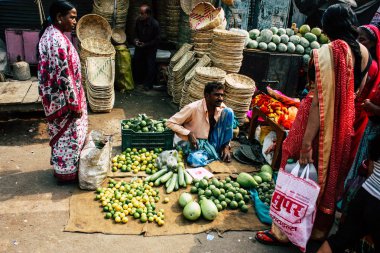 Varanasi Hindistan 11 Kasım 2018 görüntülemek, bilinmeyen Hint satıcının sokak ön tarafta bulunan sebze pazarında Dashashwamedh ghat giriş sabah