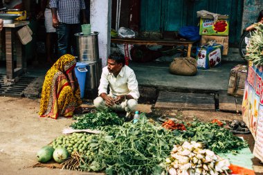 Varanasi Hindistan 11 Kasım 2018 görüntülemek, bilinmeyen Hint satıcının sokak ön tarafta bulunan sebze pazarında Dashashwamedh ghat giriş sabah