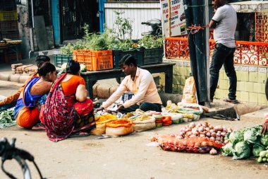 Varanasi Hindistan 11 Kasım 2018 görüntülemek, bilinmeyen Hint satıcının sokak ön tarafta bulunan sebze pazarında Dashashwamedh ghat giriş sabah