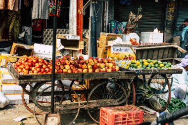 Varanasi Hindistan 11 Kasım 2018 görüntülemek, bilinmeyen Hint satıcının sokak ön tarafta bulunan sebze pazarında Dashashwamedh ghat giriş sabah