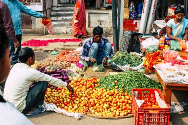 Varanasi Hindistan 11 Kasım 2018 görüntülemek, bilinmeyen Hint satıcının sokak ön tarafta bulunan sebze pazarında Dashashwamedh ghat giriş sabah