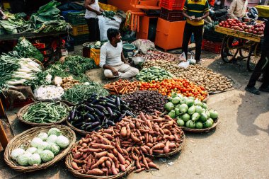 Varanasi Hindistan 11 Kasım 2018 görüntülemek, bilinmeyen Hint satıcının sokak ön tarafta bulunan sebze pazarında Dashashwamedh ghat giriş sabah