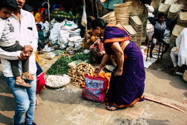 Varanasi Hindistan 11 Kasım 2018 görüntülemek, bilinmeyen Hint satıcının sokak ön tarafta bulunan sebze pazarında Dashashwamedh ghat giriş sabah