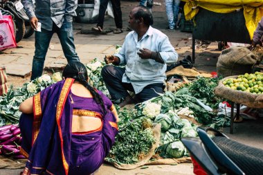 Varanasi Hindistan 11 Kasım 2018 görüntülemek, bilinmeyen Hint satıcının sokak ön tarafta bulunan sebze pazarında Dashashwamedh ghat giriş sabah