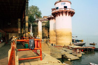 Varanasi Hindistan 10 Kasım 2018 binanın görünümü bulunan Varanasi açık ghats Ganj Nehri öğleden sonra