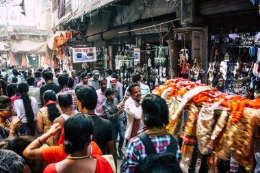 Varanasi Hindistan 10 Kasım 2018 Varanasi eski şehir Arap bölgede pazarda öğleden sonra bilinmeyen insanlar görünümünü