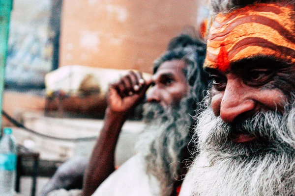 Varanasi Indiach Listopada 2018 Widok Nieznanych Świętych Sadhu Siedzi Palenie — Zdjęcie stockowe