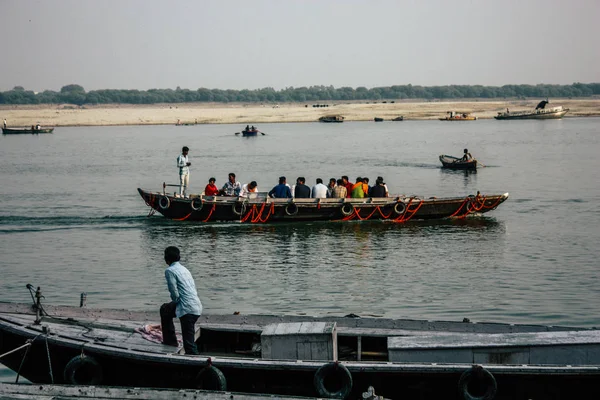 Varanasi Indiach Listopada 2018 Widoku Turystów Niewiadomych Żegluga Rzece Ganga — Zdjęcie stockowe