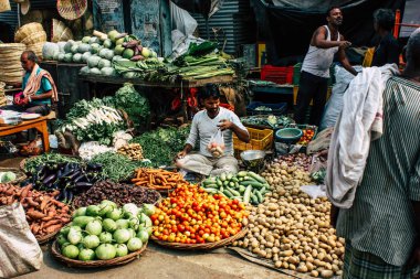 Varanasi Hindistan 11 Kasım 2018 görüntülemek, bilinmeyen Hint satıcının sokak ön tarafta bulunan sebze pazarında Dashashwamedh ghat giriş sabah
