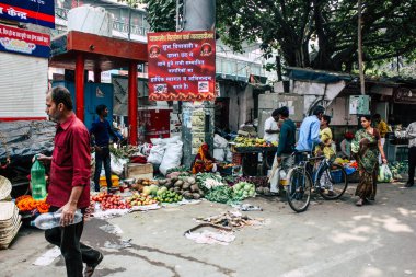 Varanasi Hindistan 11 Kasım 2018 görüntülemek, bilinmeyen Hint satıcının sokak ön tarafta bulunan sebze pazarında Dashashwamedh ghat giriş sabah
