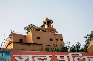 Varanasi Hindistan 8 Kasım 2018 görüntülemek Varanasi ghats ön tarafta bulunan bina cephe Ganga nehir öğleden sonra