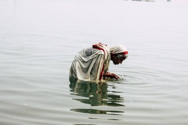 Varanasi Hindistan 10 Kasım 2018 bilinmeyen eski Kızılderili kadın Varanasi, Ganj Nehri'nde öğleden sonra dua görünümünü