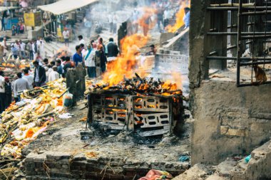 Varanasi Hindistan 10 Kasım 2018 görüntülemek Manikarnika Ghat önünde bilinmeyen bir Hindu kişinin ölü yakma töreni Ganj Nehri Varanasi
