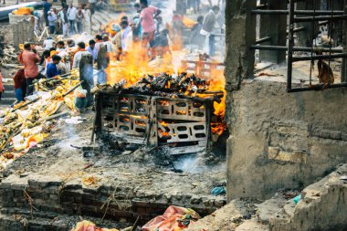 Varanasi Hindistan 10 Kasım 2018 görüntülemek Manikarnika Ghat önünde bilinmeyen bir Hindu kişinin ölü yakma töreni Ganj Nehri Varanasi