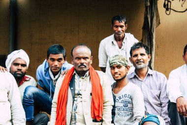 Varanasi Hindistan 10 Kasım 2018 görüntülemek Manikarnika Ghat ön ölü yakma töreni için ahşap satıcıları Ganj Nehri Varanasi öğleden sonra
