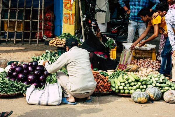 Varanasi Hindistan 11 Kasım 2018 görüntülemek, bilinmeyen Hint satıcının sokak ön tarafta bulunan sebze pazarında Dashashwamedh ghat giriş sabah